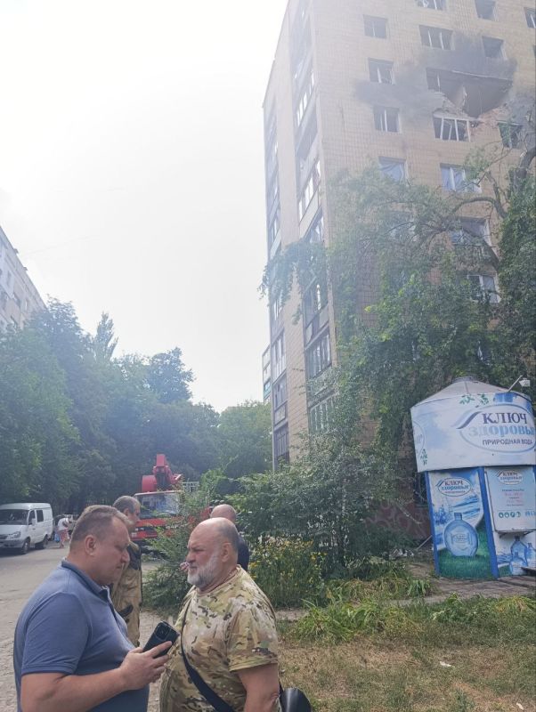 16 августа депутат Народного Совета Донецкой Народной Республики Юрий Викторович Сивоконенко посетил место вчерашнего вечернего обстрела укрофашистами Киевского района города Донецка 16 августа депутат Народного Совета Донецкой Народной Республики Юрий Викторович Сивоконенко посетил место вчерашнего вечернего обстрела укрофашистами Киевского района города Донецка