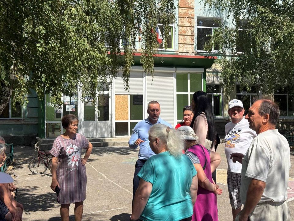 Юрий Афендиков, председатель #Комитет_по_бюджету_финансам_и_налоговой_политике (фракция «Единая Россия»), вместе с депутатом Мариной Каплянок (фракция «Единая Россия») провели сход граждан в Куйбышевском районе Донецка Юрий Афендиков, председатель #Комитет_по_бюджету_финансам_и_налоговой_политике (фракция «Единая Россия»), вместе с депутатом Мариной Каплянок (фракция «Единая Россия») провели сход граждан в Куйбышевском районе Донецка