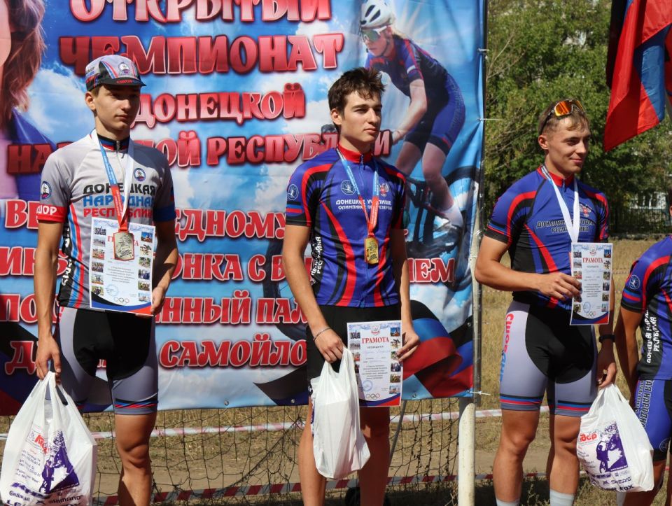 Юрий Мартынов: Вчера в Донецке прошли республиканские соревнования по велоспорту, посвященные памяти юной талантливой спортсменки Дарины Самойлович Юрий Мартынов: Вчера в Донецке прошли республиканские соревнования по велоспорту, посвященные памяти юной талантливой спортсменки Дарины Самойлович