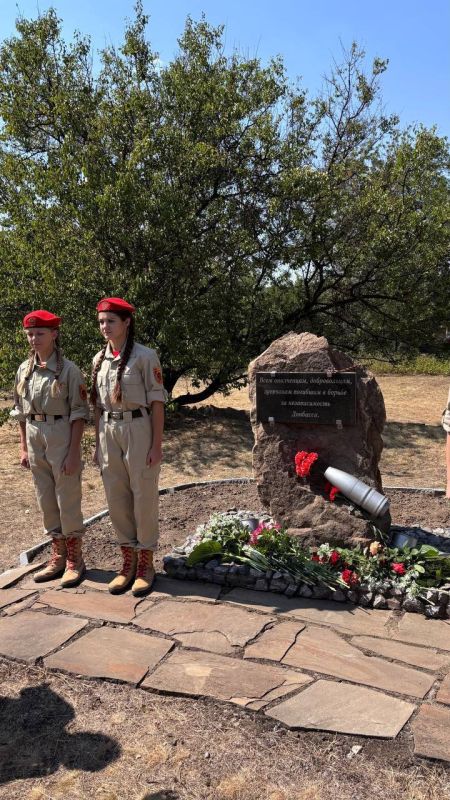 Виктория Жукова: Сегодня в пгт Зуевка прошло возложение цветов к памятнику погибшим ополченцам и добровольцам Донбасса Виктория Жукова: Сегодня в пгт Зуевка прошло возложение цветов к памятнику погибшим ополченцам и добровольцам Донбасса