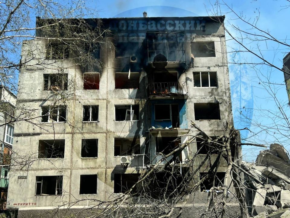 Авиаудар ФАБ-250 с УМПК по КНП и складу боеприпасов ВСУ в жилом массиве Белозёрского Авиаудар ФАБ-250 с УМПК по КНП и складу боеприпасов ВСУ в жилом массиве Белозёрского