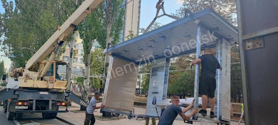 В центре Донецка устанавливают первую «умную остановку» В центре Донецка устанавливают первую «умную остановку»