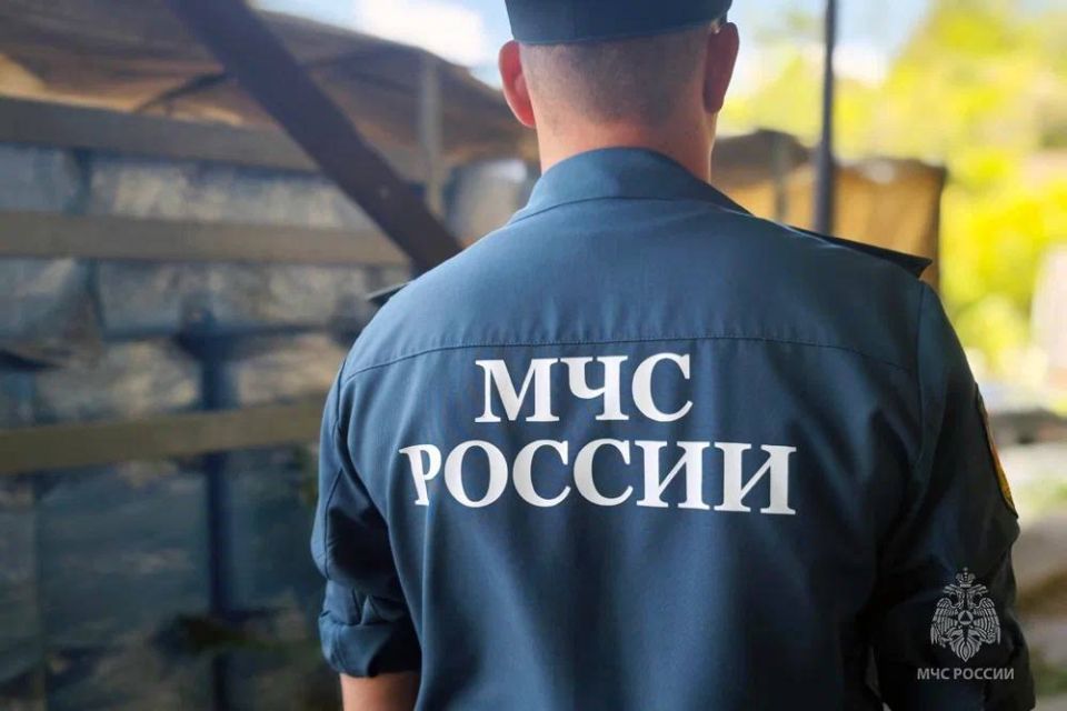 МЧС России доставило жителям ДНР резервуары для воды и продукты питания МЧС России доставило жителям ДНР резервуары для воды и продукты питания