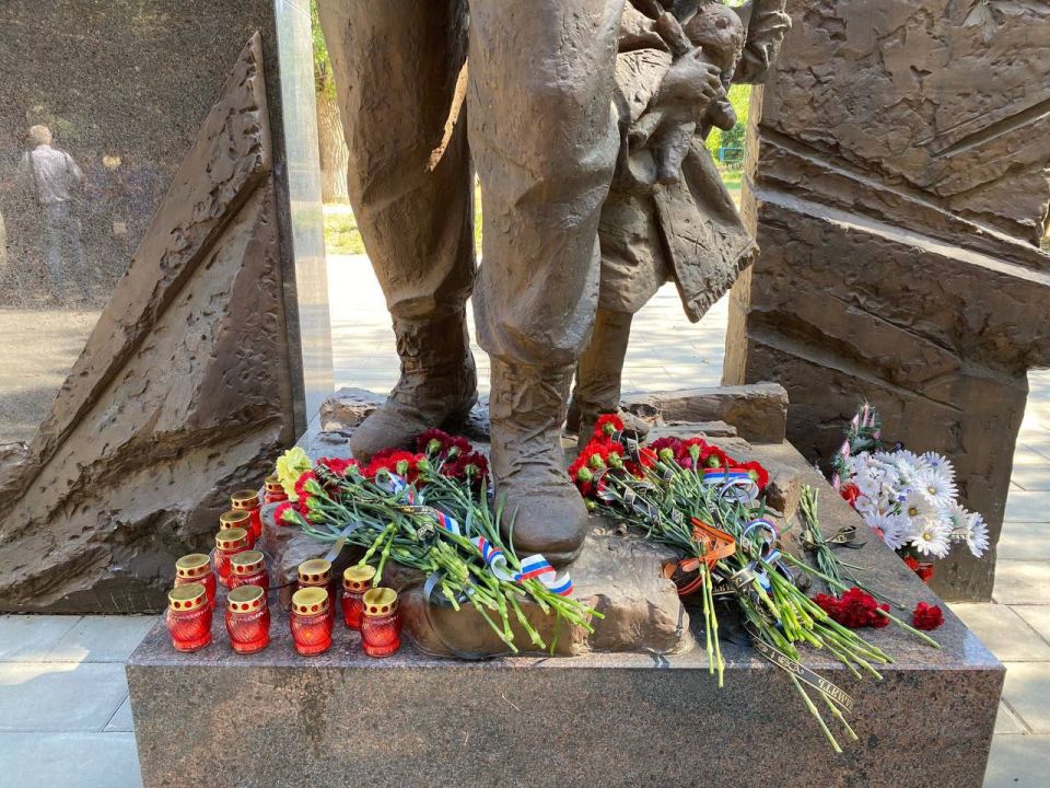 Председатель #Комитет_по_поддержке_участников_СВО Дмитрий Огилец принял участие в мероприятии в Харцызске, посвященному памяти погибших жителей при обстреле города 11 лет назад Председатель #Комитет_по_поддержке_участников_СВО Дмитрий Огилец принял участие в мероприятии в Харцызске, посвященному памяти погибших жителей при обстреле города 11 лет назад