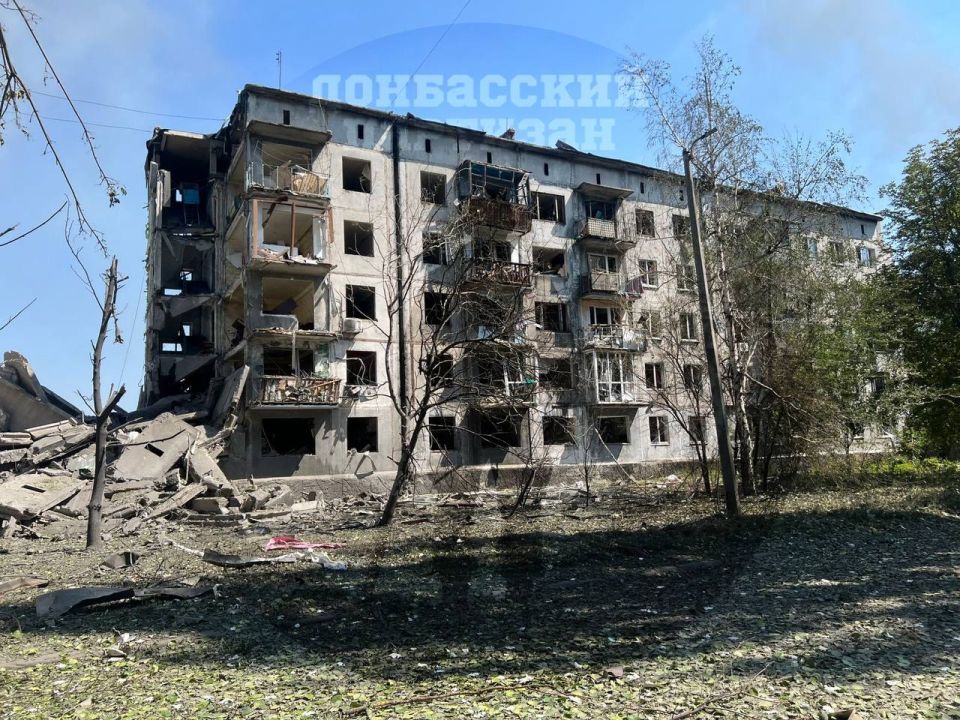 Авиаудар ФАБ-250 с УМПК по КНП и складу боеприпасов ВСУ в жилом массиве Белозёрского Авиаудар ФАБ-250 с УМПК по КНП и складу боеприпасов ВСУ в жилом массиве Белозёрского