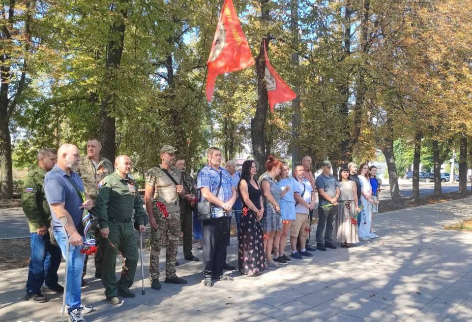 Председатель #Комитет_по_поддержке_участников_СВО Дмитрий Огилец принял участие в мероприятии в Харцызске, посвященному памяти погибших жителей при обстреле города 11 лет назад Председатель #Комитет_по_поддержке_участников_СВО Дмитрий Огилец принял участие в мероприятии в Харцызске, посвященному памяти погибших жителей при обстреле города 11 лет назад