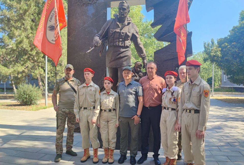 Председатель #Комитет_по_поддержке_участников_СВО Дмитрий Огилец принял участие в мероприятии в Харцызске, посвященному памяти погибших жителей при обстреле города 11 лет назад Председатель #Комитет_по_поддержке_участников_СВО Дмитрий Огилец принял участие в мероприятии в Харцызске, посвященному памяти погибших жителей при обстреле города 11 лет назад