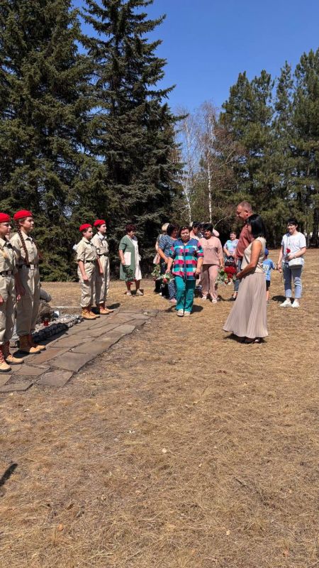 Виктория Жукова: Сегодня в пгт Зуевка прошло возложение цветов к памятнику погибшим ополченцам и добровольцам Донбасса Виктория Жукова: Сегодня в пгт Зуевка прошло возложение цветов к памятнику погибшим ополченцам и добровольцам Донбасса