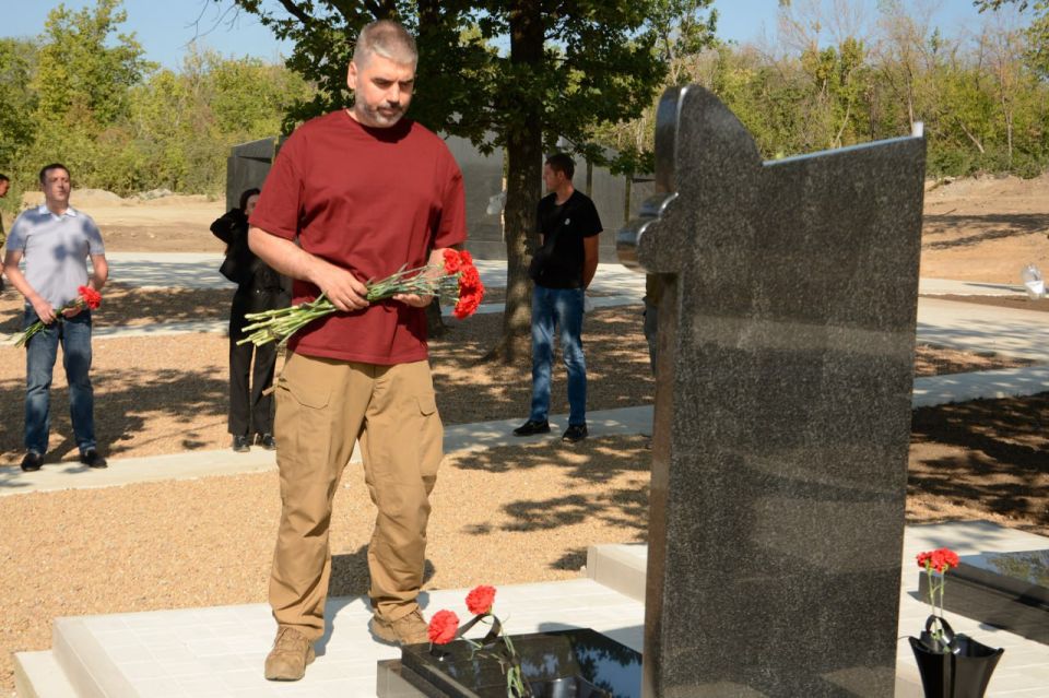 Заместитель Председателя Народного Совета ДНР Алексей Дорофеев почтил память погибших волонтеров Народного Фронта Николая Ковалева и Давида Соколова Заместитель Председателя Народного Совета ДНР Алексей Дорофеев почтил память погибших волонтеров Народного Фронта Николая Ковалева и Давида Соколова