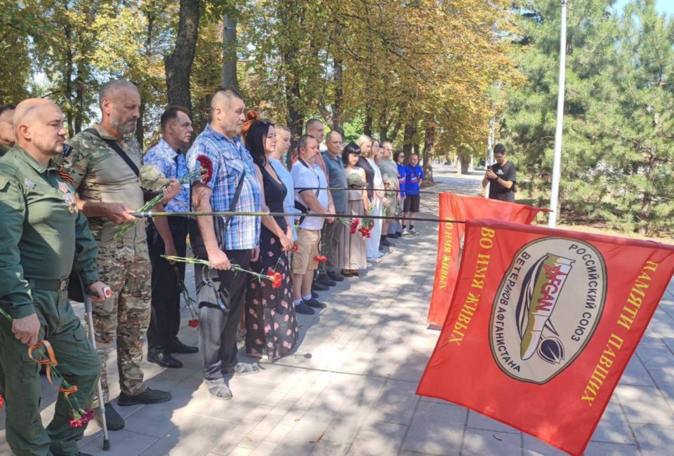 Председатель #Комитет_по_поддержке_участников_СВО Дмитрий Огилец принял участие в мероприятии в Харцызске, посвященному памяти погибших жителей при обстреле города 11 лет назад Председатель #Комитет_по_поддержке_участников_СВО Дмитрий Огилец принял участие в мероприятии в Харцызске, посвященному памяти погибших жителей при обстреле города 11 лет назад
