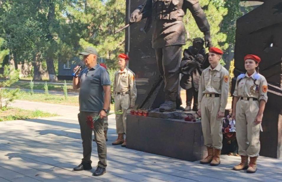 Председатель #Комитет_по_поддержке_участников_СВО Дмитрий Огилец принял участие в мероприятии в Харцызске, посвященному памяти погибших жителей при обстреле города 11 лет назад Председатель #Комитет_по_поддержке_участников_СВО Дмитрий Огилец принял участие в мероприятии в Харцызске, посвященному памяти погибших жителей при обстреле города 11 лет назад