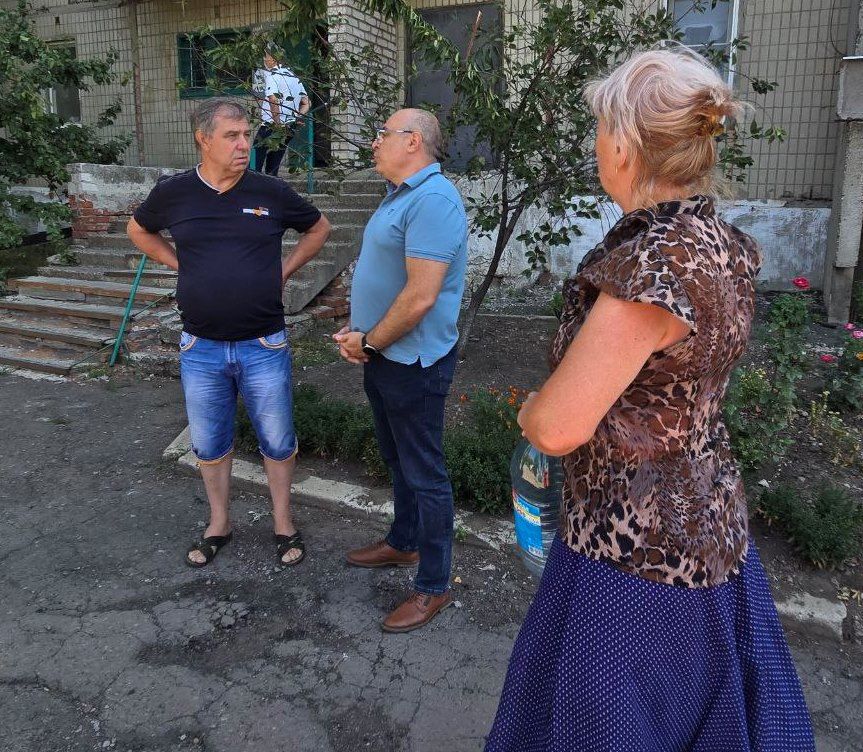 Во исполнение поручения Главы Донецкой Народной Республики Дениса Владимировича Пушилина о ведении постоянного диалога с людьми, первый заместитель главы администрации Максим Вельма встретился с жителями м-на 50 лет Победы Во исполнение поручения Главы Донецкой Народной Республики Дениса Владимировича Пушилина о ведении постоянного диалога с людьми, первый заместитель главы администрации Максим Вельма встретился с жителями м-на 50 лет Победы