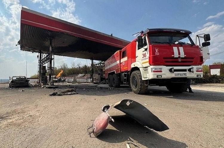 Сгоревшие автомобили, админздание и заправочные колонки: ВСУ атаковали АЗС в Енакиево Сгоревшие автомобили, админздание и заправочные колонки: ВСУ атаковали АЗС в Енакиево