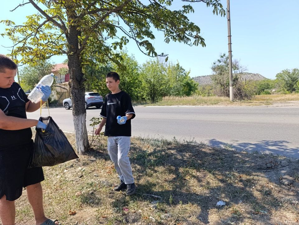 Стоп-вандализм. В Докучаевске на детской площадке прошел субботник и раздача брошюр об уголовной ответственности за подростковый вандализм Стоп-вандализм. В Докучаевске на детской площадке прошел субботник и раздача брошюр об уголовной ответственности за подростковый вандализм