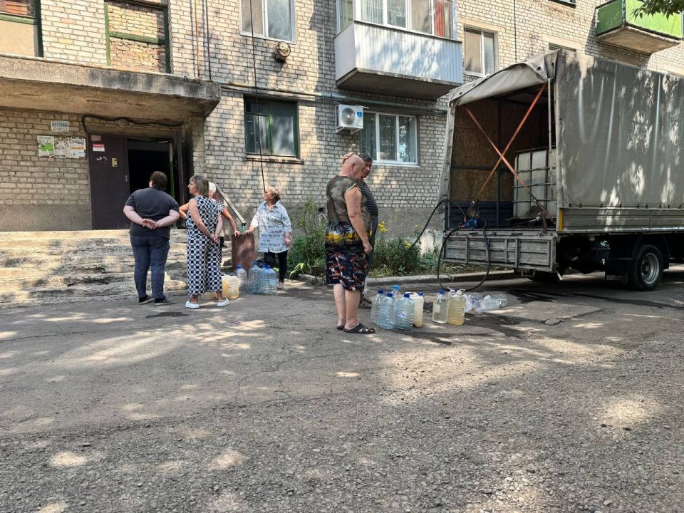 Денис Зубов: Подвоз воды. В городском округе Иловайск на просьбу в подвозе воды дому №115 откликнулись члены ассоциации Иловайского штаба ДРОО Ветеранов СВО - Михаил Войцаховский и Александр Лях Денис Зубов: Подвоз воды. В городском округе Иловайск на просьбу в подвозе воды дому №115 откликнулись члены ассоциации Иловайского штаба ДРОО Ветеранов СВО - Михаил Войцаховский и Александр Лях