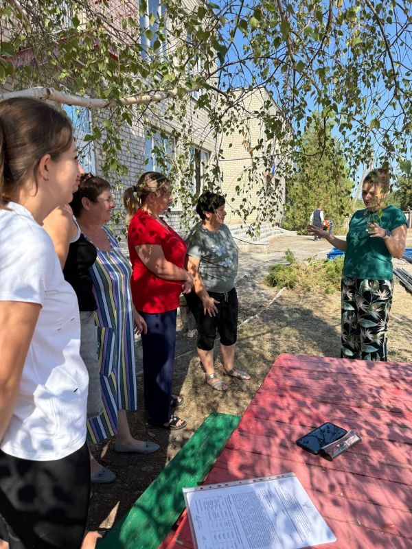 18 августа депутат Старобешевского муниципального совета Екатерина Паша провела встречу с трудовым коллективом ГКДОУ «Раздольненский детский сад «Золотой петушок» Старобешевского М.О.» 18 августа депутат Старобешевского муниципального совета Екатерина Паша провела встречу с трудовым коллективом ГКДОУ «Раздольненский детский сад «Золотой петушок» Старобешевского М.О.»