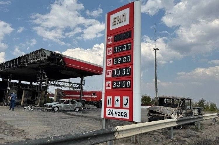 Сгоревшие автомобили, админздание и заправочные колонки: ВСУ атаковали АЗС в Енакиево Сгоревшие автомобили, админздание и заправочные колонки: ВСУ атаковали АЗС в Енакиево