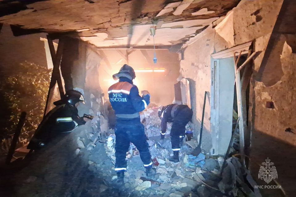 Кадры разбора завалов после ночного обстрела в Ленинском районе Донецка Кадры разбора завалов после ночного обстрела в Ленинском районе Донецка