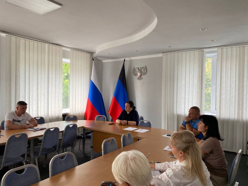 Виктория Жукова: Сегодня, 18 августа, провела заседание штаба с главврачом ГБУ ДНР «ЦГБ г. Харцызска» Андреем Медведевым, депутатом Народного Совета ДНР Максимом Королюком, депутатом городского совета Людмилой Жидких и... Виктория Жукова: Сегодня, 18 августа, провела заседание штаба с главврачом ГБУ ДНР «ЦГБ г. Харцызска» Андреем Медведевым, депутатом Народного Совета ДНР Максимом Королюком, депутатом городского совета Людмилой Жидких и...