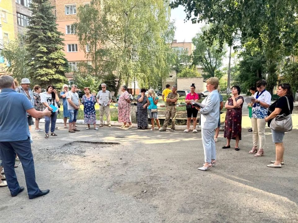 Сегодня в рамках поручения Главы Донецкой Народной Республики Дениса Пушилина состоялась рабочая встреча руководителя Управы Пролетарского внутригородского района Администрации городского округа Донецк Елены Рязанцевой с... Сегодня в рамках поручения Главы Донецкой Народной Республики Дениса Пушилина состоялась рабочая встреча руководителя Управы Пролетарского внутригородского района Администрации городского округа Донецк Елены Рязанцевой с...