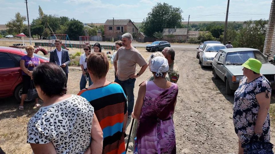 Выходные с пользой. Командой комитета по защите и соблюдению прав и интересов молодежи МП ДНР посетили Амвросиевский район Совместно с заместителем председателя Народного Совета ДНР Алексеем Дорофеевым провели сход граждан... Выходные с пользой. Командой комитета по защите и соблюдению прав и интересов молодежи МП ДНР посетили Амвросиевский район Совместно с заместителем председателя Народного Совета ДНР Алексеем Дорофеевым провели сход граждан...