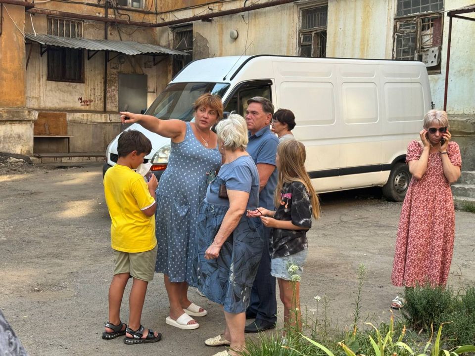 Первый заместитель главы администрации Донецка Виктор Моисеенков обсудил с жителями улицы Большая Магистральная ключевые вопросы, связанные с кризисной ситуацией в городе Первый заместитель главы администрации Донецка Виктор Моисеенков обсудил с жителями улицы Большая Магистральная ключевые вопросы, связанные с кризисной ситуацией в городе