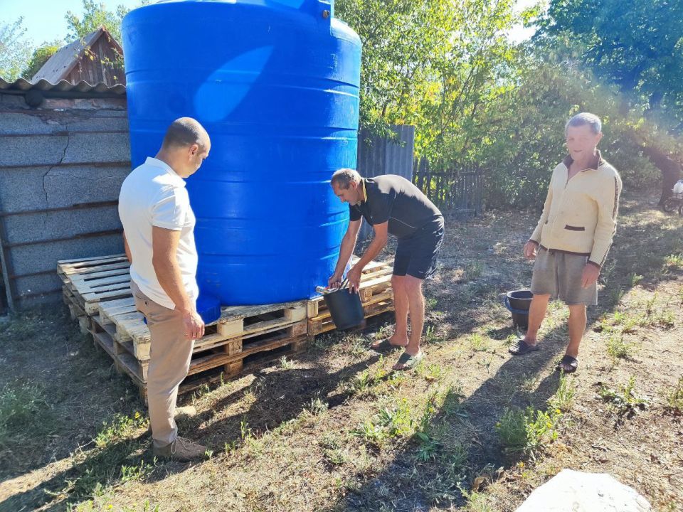 По поручению Главы Республики Дениса Пушилина, заместитель Председателя Торезского городского совета Андрей Пашков лично присутствовал при подвозе воды в ранее установленную емкость по ул. Тульская По поручению Главы Республики Дениса Пушилина, заместитель Председателя Торезского городского совета Андрей Пашков лично присутствовал при подвозе воды в ранее установленную емкость по ул. Тульская