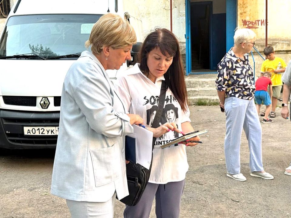 Сегодня в рамках поручения Главы Донецкой Народной Республики Дениса Пушилина состоялась рабочая встреча руководителя Управы Пролетарского внутригородского района Администрации городского округа Донецк Елены Рязанцевой с... Сегодня в рамках поручения Главы Донецкой Народной Республики Дениса Пушилина состоялась рабочая встреча руководителя Управы Пролетарского внутригородского района Администрации городского округа Донецк Елены Рязанцевой с...