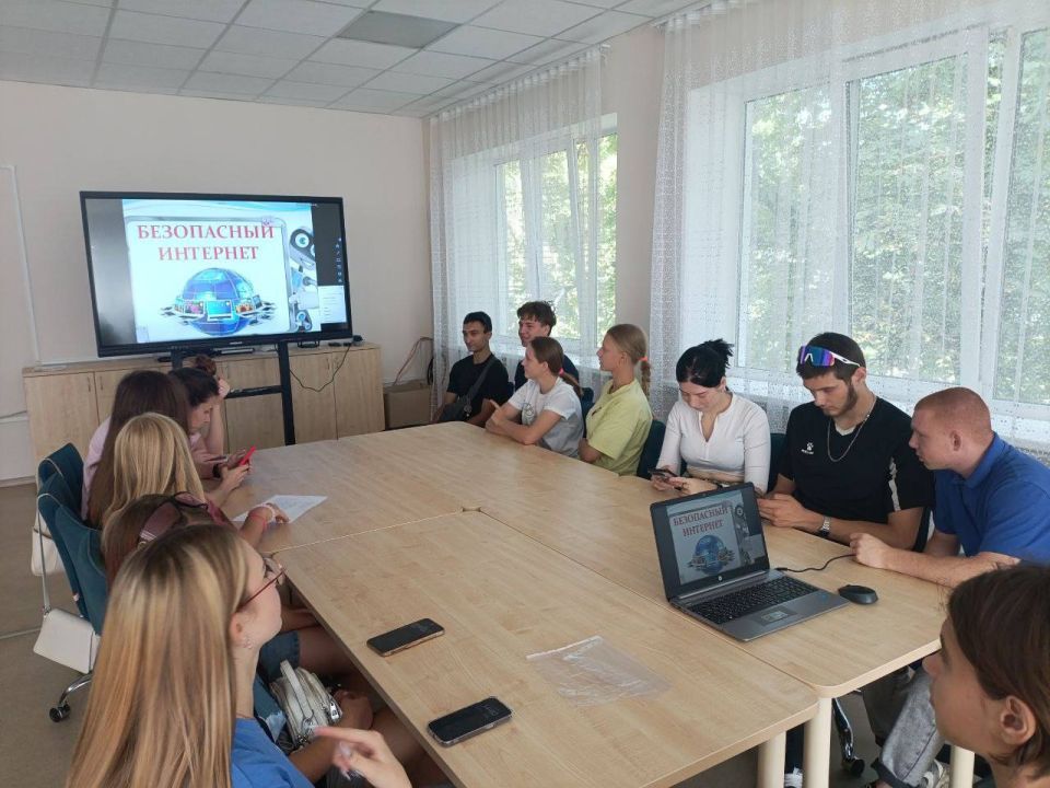 18 августа в рамках партийного проекта Всероссийской политической партии «ЕДИНАЯ РОССИЯ» «Цифровая Россия» в школе ИТ- класса на базе Харцызской центральной модельной библиотеки было проведено занятие, направленное на ... 18 августа в рамках партийного проекта Всероссийской политической партии «ЕДИНАЯ РОССИЯ» «Цифровая Россия» в школе ИТ- класса на базе Харцызской центральной модельной библиотеки было проведено занятие, направленное на ...
