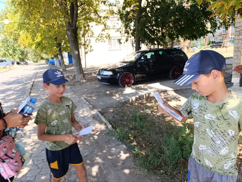 Стоп-вандализм. В Докучаевске на детской площадке прошел субботник и раздача брошюр об уголовной ответственности за подростковый вандализм Стоп-вандализм. В Докучаевске на детской площадке прошел субботник и раздача брошюр об уголовной ответственности за подростковый вандализм