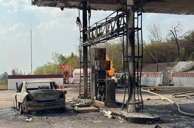 Сгоревшие автомобили, админздание и заправочные колонки: ВСУ атаковали АЗС в Енакиево Сгоревшие автомобили, админздание и заправочные колонки: ВСУ атаковали АЗС в Енакиево