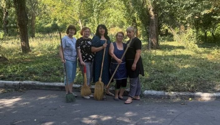 Члены партии "Единая Россия", сотрудники ГБУСО "Комплексный центр социального обслуживания населения города Тореза" объединили свои усилия в рамках партийного проекта "Чистая страна", организовав субботник Члены партии "Единая Россия", сотрудники ГБУСО "Комплексный центр социального обслуживания населения города Тореза" объединили свои усилия в рамках партийного проекта "Чистая страна", организовав субботник