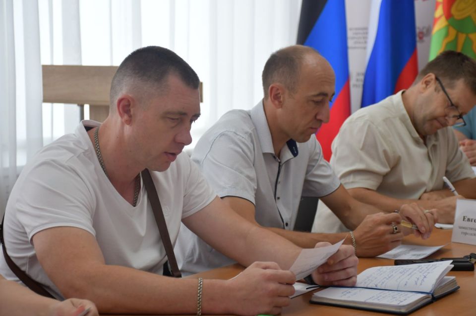 Сегодня, 18 августа, глава муниципального образования администрации городского округа Дебальцево Сергей Желновач провел аппаратное совещание с руководителями управлений, отделов и секторов Сегодня, 18 августа, глава муниципального образования администрации городского округа Дебальцево Сергей Желновач провел аппаратное совещание с руководителями управлений, отделов и секторов