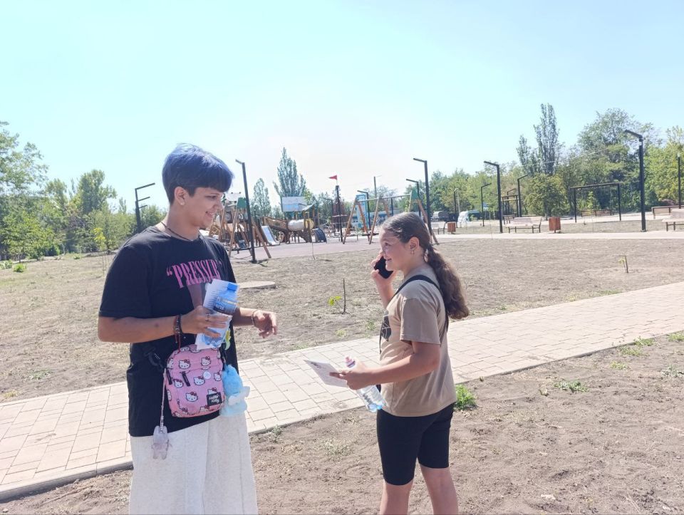 Стоп-вандализм. В Докучаевске на детской площадке прошел субботник и раздача брошюр об уголовной ответственности за подростковый вандализм Стоп-вандализм. В Докучаевске на детской площадке прошел субботник и раздача брошюр об уголовной ответственности за подростковый вандализм