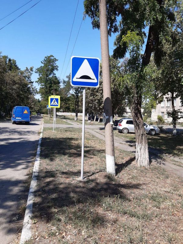 Для обеспечения безопасности дорожного движения в г. Ясиноватая, а также для приведенияулично-дорожной сети в нормативное состояние, продолжаются работы по установке дорожных знаков, устройству искусственных неровностей и... Для обеспечения безопасности дорожного движения в г. Ясиноватая, а также для приведенияулично-дорожной сети в нормативное состояние, продолжаются работы по установке дорожных знаков, устройству искусственных неровностей и...