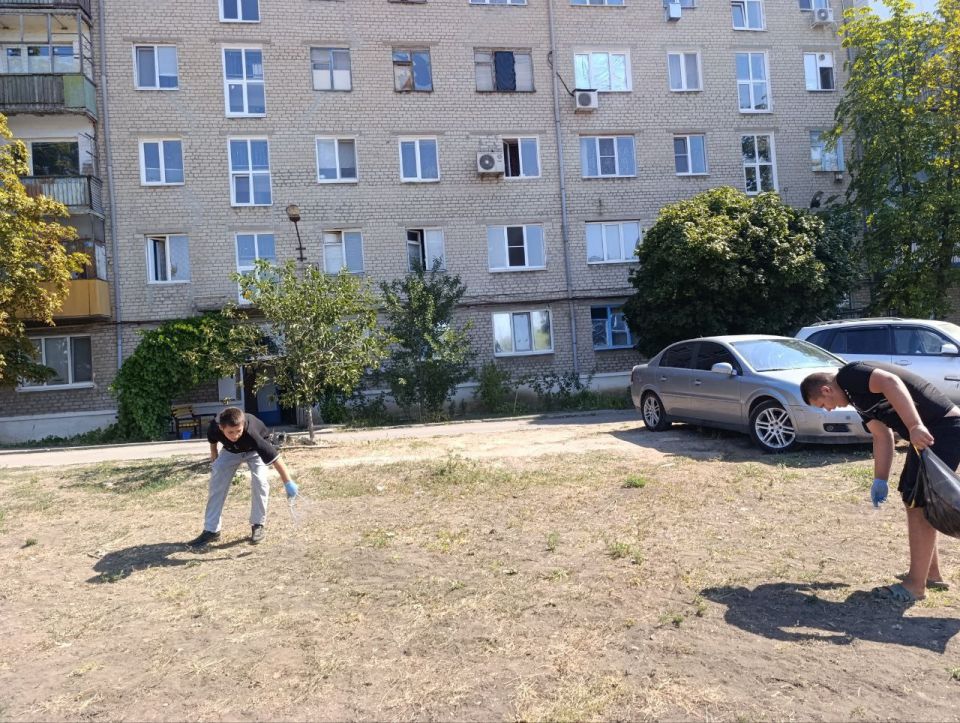 Стоп-вандализм. В Докучаевске на детской площадке прошел субботник и раздача брошюр об уголовной ответственности за подростковый вандализм Стоп-вандализм. В Докучаевске на детской площадке прошел субботник и раздача брошюр об уголовной ответственности за подростковый вандализм