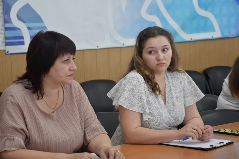 Сегодня, 18 августа, глава муниципального образования администрации городского округа Дебальцево Сергей Желновач провел аппаратное совещание с руководителями управлений, отделов и секторов Сегодня, 18 августа, глава муниципального образования администрации городского округа Дебальцево Сергей Желновач провел аппаратное совещание с руководителями управлений, отделов и секторов