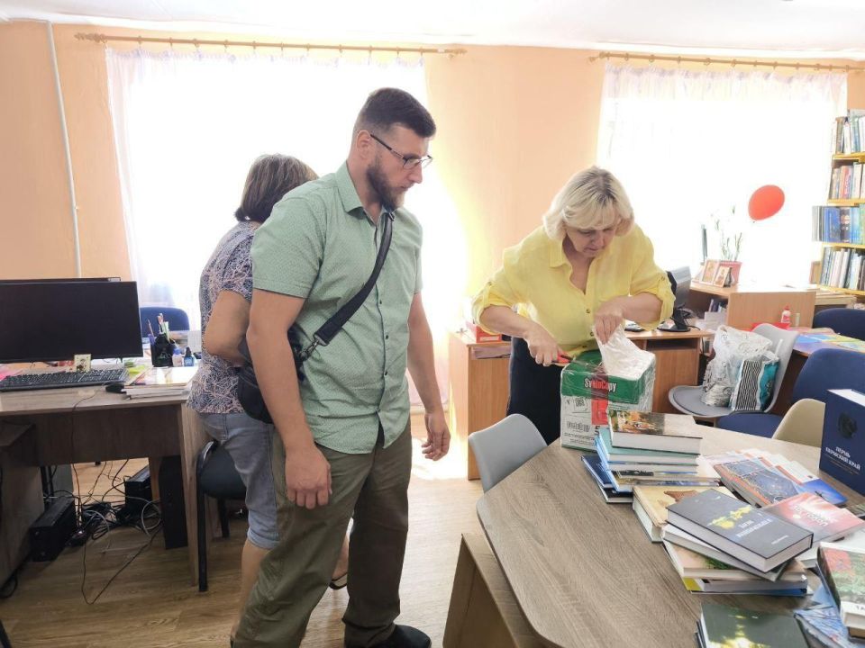 Александр Качанов: Якутия передала партию книг для школьников Докучаевска Александр Качанов: Якутия передала партию книг для школьников Докучаевска