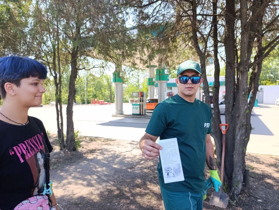 Стоп-вандализм. В Докучаевске на детской площадке прошел субботник и раздача брошюр об уголовной ответственности за подростковый вандализм Стоп-вандализм. В Докучаевске на детской площадке прошел субботник и раздача брошюр об уголовной ответственности за подростковый вандализм