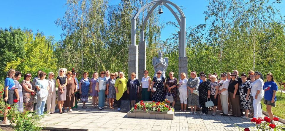 В Советском внутригородском районе городского округа Макеевка состоялось возложение цветов, приуроченное к началу военных действий в районе В Советском внутригородском районе городского округа Макеевка состоялось возложение цветов, приуроченное к началу военных действий в районе