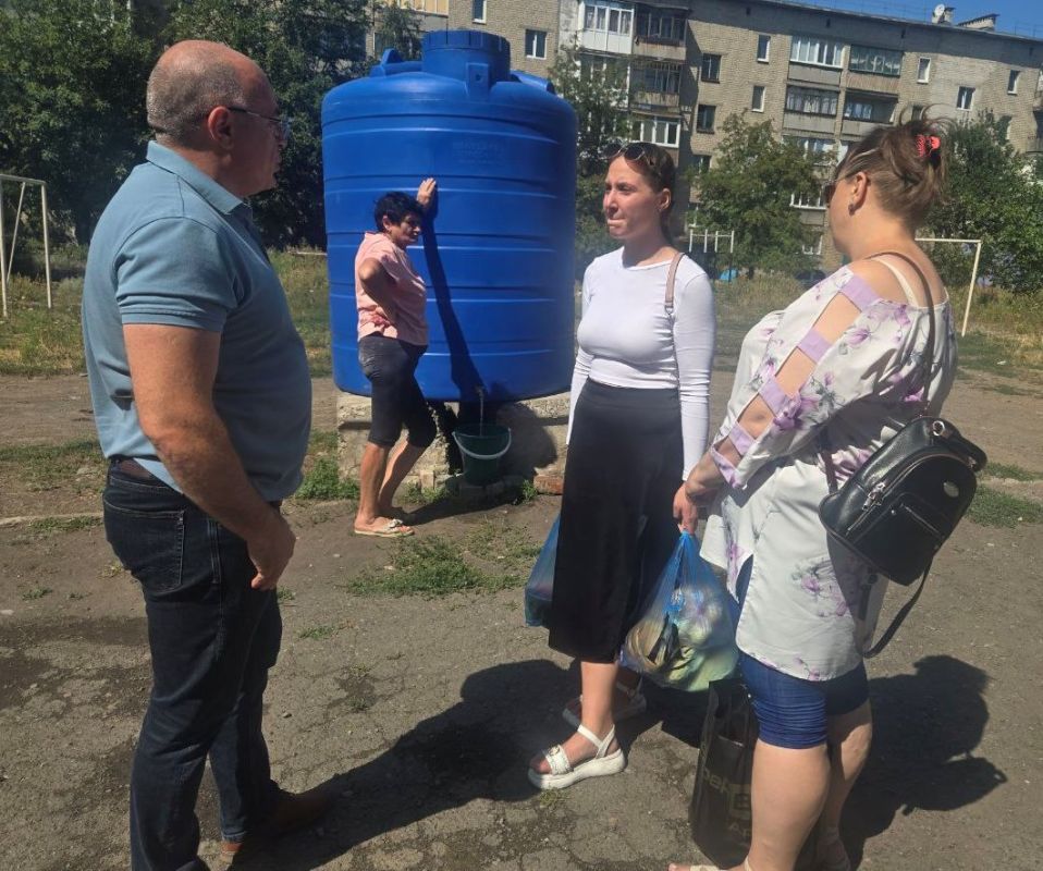 Во исполнение поручения Главы Донецкой Народной Республики Дениса Владимировича Пушилина о ведении постоянного диалога с людьми, первый заместитель главы администрации Максим Вельма встретился с жителями м-на 50 лет Победы Во исполнение поручения Главы Донецкой Народной Республики Дениса Владимировича Пушилина о ведении постоянного диалога с людьми, первый заместитель главы администрации Максим Вельма встретился с жителями м-на 50 лет Победы