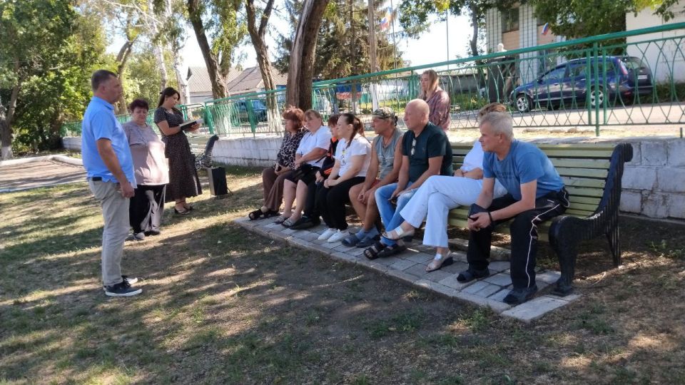 В рамках системы открытости и взаимодействия с гражданами, внедрённой главой ДНР Денисом Пушилиным, заместитель главы администрации Олег Сидоренко вместе с заведующей Дмитриевским территориальным сектором департамента по... В рамках системы открытости и взаимодействия с гражданами, внедрённой главой ДНР Денисом Пушилиным, заместитель главы администрации Олег Сидоренко вместе с заведующей Дмитриевским территориальным сектором департамента по...
