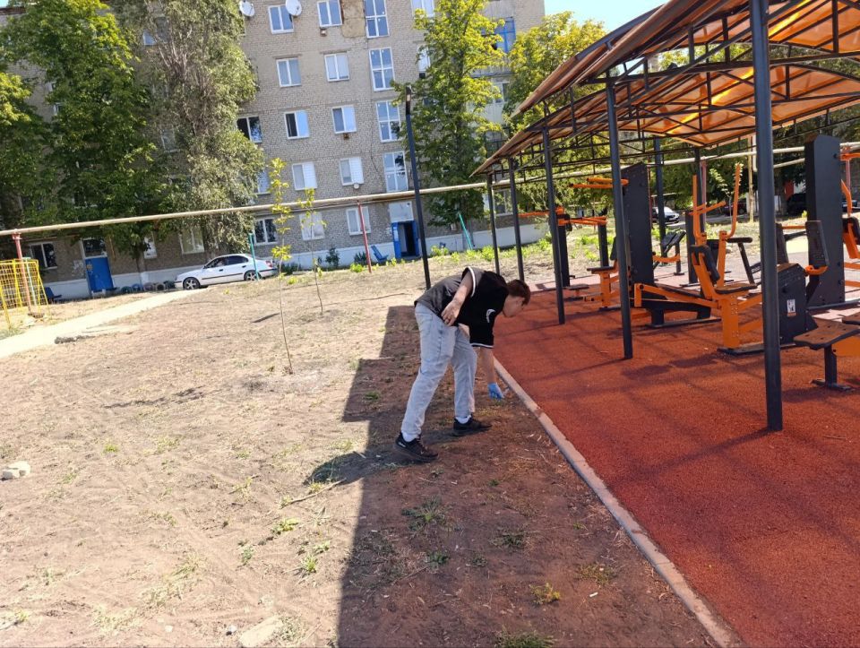 Александр Качанов: Стоп-вандализм. В Докучаевске на детской площадке прошел субботник и раздача брошюр об уголовной ответственности за подростковый вандализм Александр Качанов: Стоп-вандализм. В Докучаевске на детской площадке прошел субботник и раздача брошюр об уголовной ответственности за подростковый вандализм