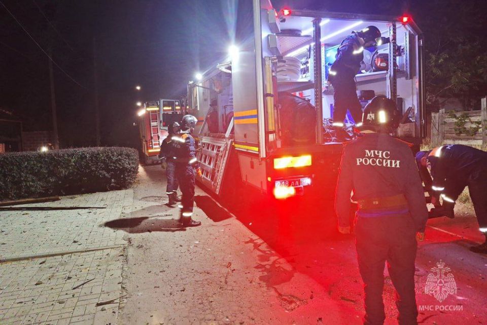 Есть погибшая и раненые: в МЧС показали последствия ночной атаки дронов в Ленинском районе Донецка Есть погибшая и раненые: в МЧС показали последствия ночной атаки дронов в Ленинском районе Донецка