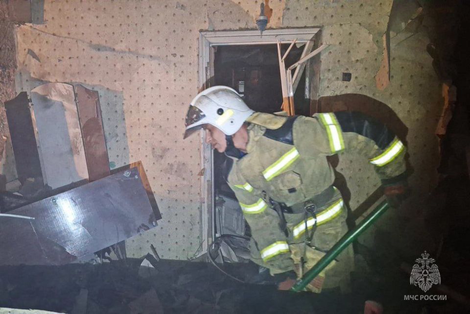 Есть погибшая и раненые: в МЧС показали последствия ночной атаки дронов в Ленинском районе Донецка Есть погибшая и раненые: в МЧС показали последствия ночной атаки дронов в Ленинском районе Донецка