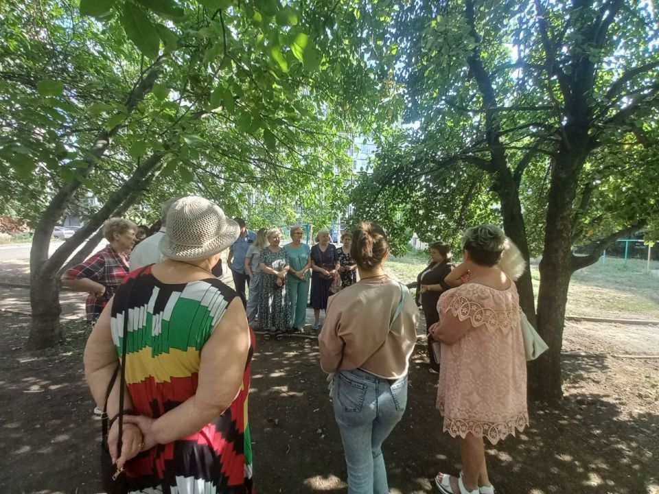 Сегодня на улице Раздольной состоялась встреча жителей с управляющим делами Управы Пролетарского внутригородского района Администрации г.о. Донецк Натальей Хмелевой Сегодня на улице Раздольной состоялась встреча жителей с управляющим делами Управы Пролетарского внутригородского района Администрации г.о. Донецк Натальей Хмелевой