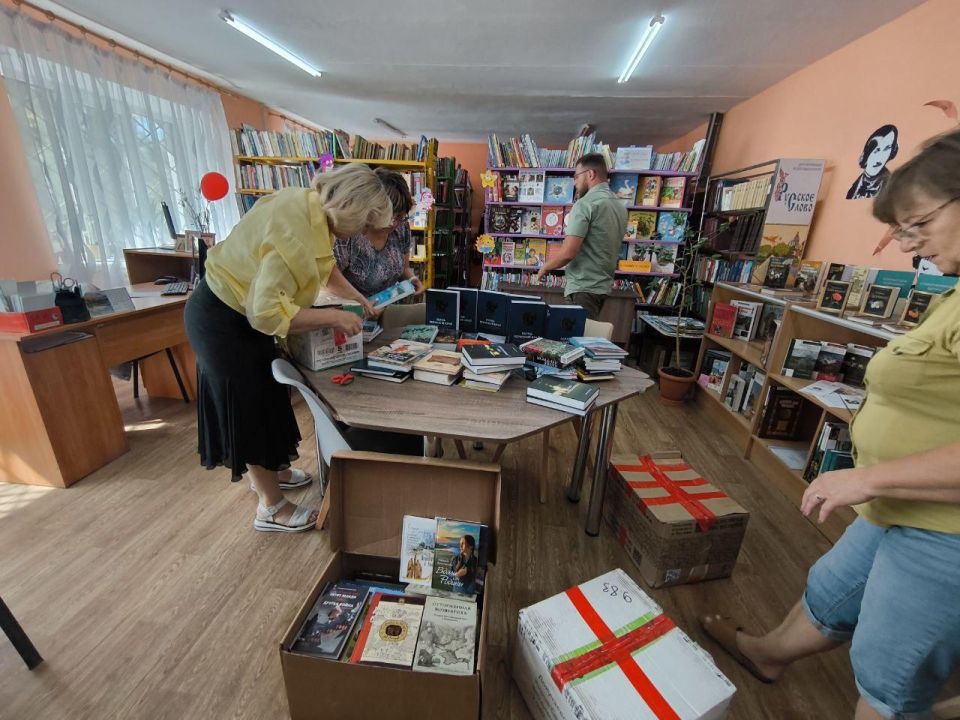 Александр Качанов: Якутия передала партию книг для школьников Докучаевска Александр Качанов: Якутия передала партию книг для школьников Докучаевска
