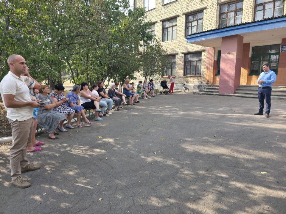 Сегодня, 18 августа, Врип Главы муниципального образования городской округ Торез Артем Чесноков совместно с Андреем Пашковым заместителем Председателя Торезского городского совета провел встречу с населением по адресу: Сегодня, 18 августа, Врип Главы муниципального образования городской округ Торез Артем Чесноков совместно с Андреем Пашковым заместителем Председателя Торезского городского совета провел встречу с населением по адресу: