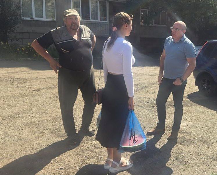Во исполнение поручения Главы Донецкой Народной Республики Дениса Владимировича Пушилина о ведении постоянного диалога с людьми, первый заместитель главы администрации Максим Вельма встретился с жителями м-на 50 лет Победы Во исполнение поручения Главы Донецкой Народной Республики Дениса Владимировича Пушилина о ведении постоянного диалога с людьми, первый заместитель главы администрации Максим Вельма встретился с жителями м-на 50 лет Победы