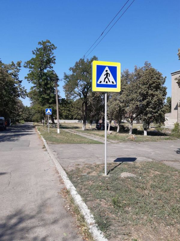 Для обеспечения безопасности дорожного движения в г. Ясиноватая, а также для приведенияулично-дорожной сети в нормативное состояние, продолжаются работы по установке дорожных знаков, устройству искусственных неровностей и... Для обеспечения безопасности дорожного движения в г. Ясиноватая, а также для приведенияулично-дорожной сети в нормативное состояние, продолжаются работы по установке дорожных знаков, устройству искусственных неровностей и...